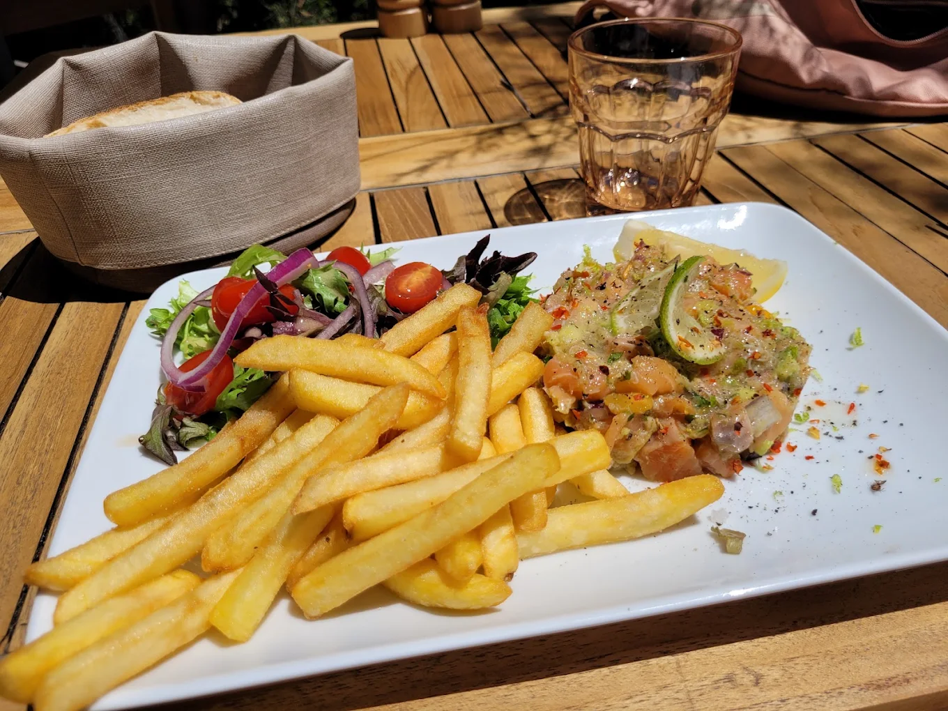 Tartare de saumon frais découpé au couteau